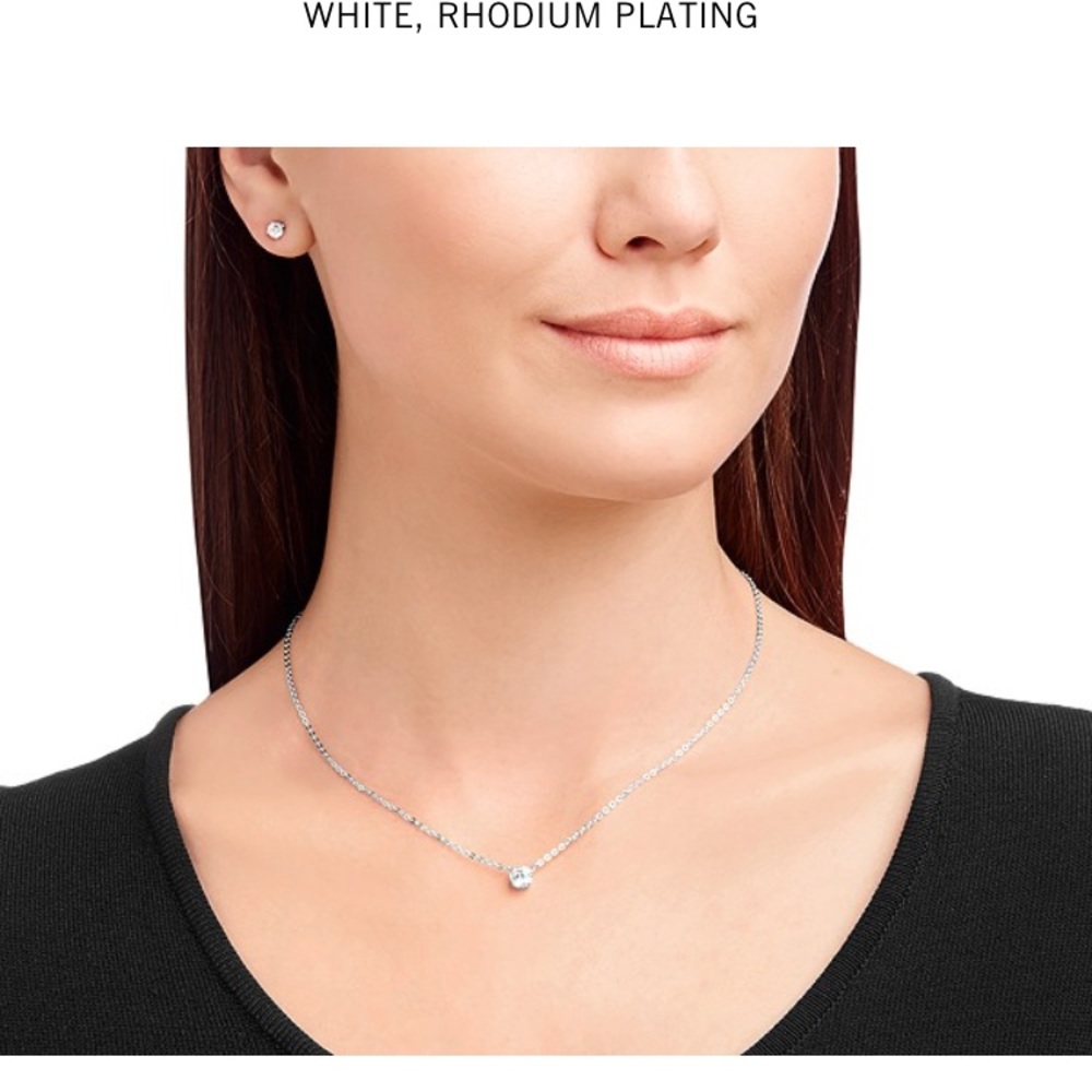 Swarovski Attract round set NWT never worn silver